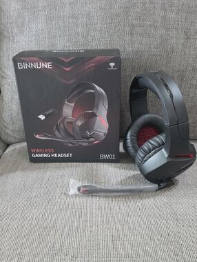 Binnune Black and Red Wireless Gaming Headset BW01, New In Box.